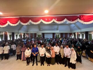 Bupati Indah Putri Indriani Menyerahkan Insentif Bagi Guru TPA Dan Imam Desa Kabupaten Luwu Utara