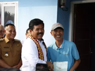 Nanang Ermanto bersama Menteri ATR/BPN Serahkan 353 sertifikat Huntap  Eks Sunami