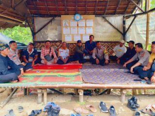 Kanit Binmas Polsek Cilograng Gelar Jum'at Curhat Bareng Prades di Balai Pertemuan Desa Cikamunding