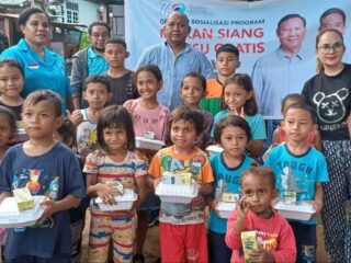 Lakukan Aksi Nyata demi Dukungan Prabowo Gibran, Gelora Papua beri Makan Siang dan Susu Gratis bagi Anak-Anak