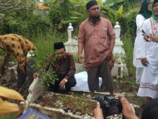 Caleg DPR RI Burhanuddin Ziarah ke Makam Ibunda Tercinta