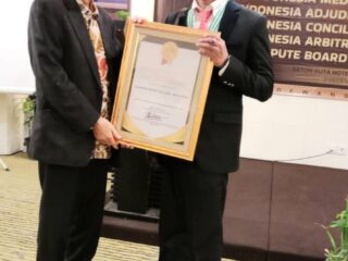 Ketua YLBH Garuda Kencana Indonesia Cabang Sulsel Raih Penghargaan Terbaik di Mediation Awards 2023
