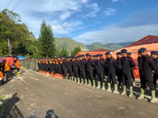 Tim Gabungan TNI Polri Cari Korban Longsor Humbahas di Sekitaran Bibir Danau Toba