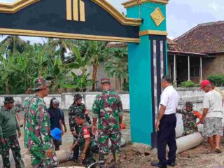 Peltu Gatot Pimpin Langsung Karya Bakti di Desa Binaan Koramil 421-03/Pnh