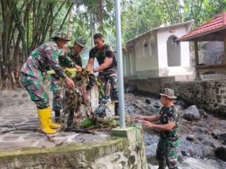 Kodim 1615/Lotim Lakukan Mitigasi Bencana Dengan Bersihkan Sungai Di Desa Lenek.