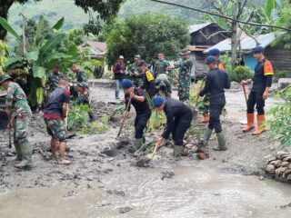 Polisi Bersihkan Rumah Warga Terdampak Bencana Longsor di Humbahas
