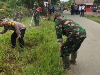 Antisipasi Banjir, Personel Gabungan TNI-Polri : Gotong Royong Bersihkan Saluran Air