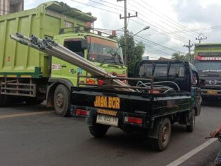 Mogok Dan Melintang Dijalan, Truck Fuso Timbulkan Kemacetan Panjang Dijalan Lintas Tengah Sumatera Jembatan Ogan II Baturaja