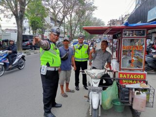Sat Lantas Polrestabes Medan Tertibkan Pedagang Kaki Lima dan Parkir Liar di Pajus