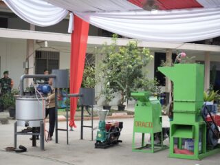 Bobby Nasution Serahkan Bantuan Mesin dan Peralatan pada Komunitas Lingkungan serta Bank Sampah