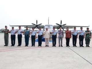 Prabowo Serahkan 5 Pesawat NC-212i Baru Buatan Anak Bangsa ke TNI AU