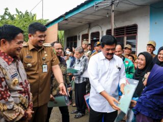 Bersama Bobby Nasution Serahkan Sertifikat Tanah, Menteri ATR/BPN Targetkan 2024 Medan Kota Lengkap
