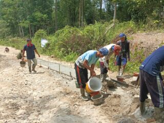 Jalan Provinsi Cikumpay Ciparay Rusak Parah Masyarakat Perbaiki Jalan Secara Swadaya