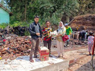 Kades Sukarame dan Jajarannya Jenguk Beri Bantuan Warganya Korban Rumah Kebakaran
