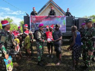 Sambut Natal dan Tahun baru 2024 Satgas Gobang, Pantas Mobile RI PNG Yonif 7 Marinir Salurkan Bansos Alkitab
