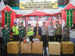 Bersama Pj Gubsu, Wali Kota Medan Serahkan Bingkisan Kepada Petugas Pos PAM Natal dan Tahun Baru