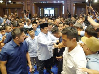 Tiba di Deklarasi Gerakan Muslim di Bandung, Prabowo Disambut Antusias Ribuan Relawan