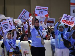 Prabowo Terharu Antusiasme Emak-Emak Relawan di Bandung Jabat Erat Tangannya
