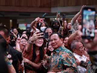 Prabowo Hadir Natal Nasional di Surabaya Bareng Jokowi, Masyarakat Antusias Minta Selfie