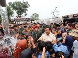 Momen Gembira Prabowo Main Air Bareng Anak-Anak Saat Resmikan Titik Air di Sukabumi