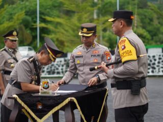 Kapolda Irjen Pol Adang Ginanjar Pimpin Upacara Sertijab Pejabat Utama dan Korps Raport Kenaikan Pangkat Polda Sulbar