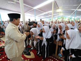 Tiba di Ponpes Genggong, Prabowo Disambut Seruan Presiden
