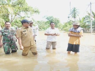 Usai Pimpin Rapat Evaluasi Penanganan Banjir, Bupati tinjau lansung ke lokasih Selasa, 02/01/2024 | 19:58