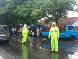 Diguyur Hujan, Polisi Tetap Lakukan Pengaturan di Pasar Keppo