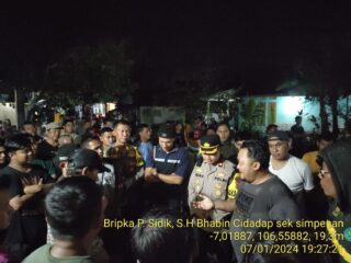 Polisi dari Polres Sukabumi, Amankan Seorang Pria yang diduga ODGJ dari Amukan Massa