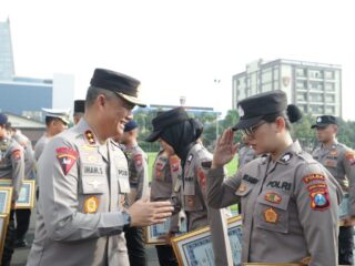 Kapolda Jatim Berikan Penghargaan Kepada 56 PNS dan Personel Polri yang Berprestasi.