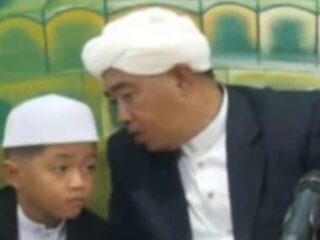 Ustadz H.Fansyah Gambut Bantu Warga Komp.Veteran Dan Pengurus Mesjid Haqul Yakin Banjarmasin Dalam Peringatan Haul Abah Guru Sekumpul Ke-19.