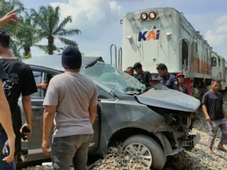 KA Tabrak Mobil Inova di Jalur Tanpa Palang Pintu di Tebingtinggi, Satu Orang Dinyatakan Meninggal Ditempat