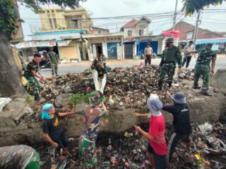 Koramil Pringgabaya dan Masyarakat Bersihkan Tumpukan Sampah di Saluran Irigasi.