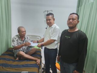 Ketua Pewarta Besuk Warga yang Kena Stroke di Rumah Sakit Muhammadiyah