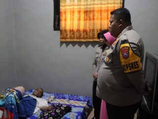 Jumat Berkah, Kapolres Bersama Ibu Ketua Bhayangkari Kunjungi Anggota Yang Mengalami Sakit Menahun