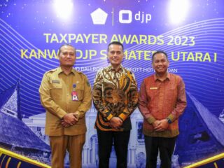 Ijeck Terima Penghargaan di Taxpayer Awards Kanwil DJP Sumut