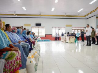 Bantu Ringankan Masyarakat, Bobby Nasution Serahkan BP-CBP kepada 81.570 KPM, 10 Kg Selama 6 Bulan
