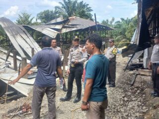 Respon Cepat Kapolsek Kotarih dalam Penanganan Kebakaran di Desa Durian Kondot