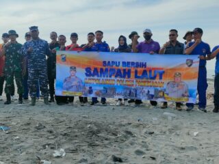 Jaga Kelestarian Pantai, Satpolairut Gelar Sapu Bersih Sampah Laut