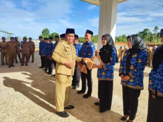 12 Tenaga PPPK Teknis Formasi Terima SK dari Wakil Bupati Pulau Taliabu