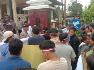 Demo Unjuk Rasa Massa Di Mapolres Menuntut "  Tangkap Pelaku Penganiayaan Sudah Tersangka (DPO) dan Menjalankan Putusan Pengadilan Negeri Telah Inkrah