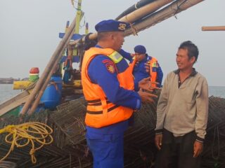 Team Patroli Satpolair Polres Kepulauan Seribu Gelar Patroli Malam Laut Dialogis di Perairan Pulau Untung Jawa