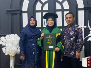 Haru dan Membanggakan,Putri Supir Bus Himpak,Intan Dewi Ratih Sinamo S.Pd Raih Predikat Cumlaude dari Universitas Ar-Raniry Banda Aceh