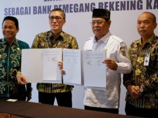 Gubernur Kalsel Serahkan Dokumen Penyaluran DBH Kabupaten/Kota Se-Kalsel Dalam RUPS Bank Kalsel