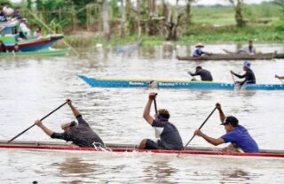 Lomba Balap Jukung Tradisional Piala Paman Birin 2024 Di Objek Wisata Khatulistiwa Sungai Ranggas