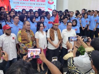 Silaturahmi ke Makassar, Menkominfo Budi Arie Setiadi di Sambut Nyanyian Ojo Dibandingke dari Padus Stik Famika Makassar