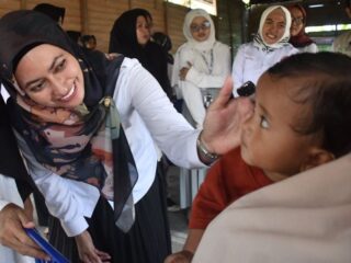 Bupati Indah Putri Indriani Memantau Langsung Pelayanan Kesehatan Keliling Gratis Di Luwu Utara