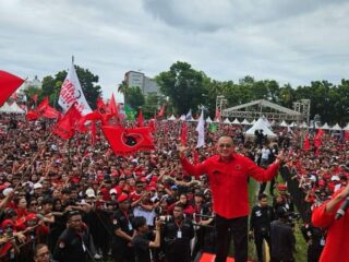 PDI (Partai  Demokrasi Indonesia) Bersama Wenny Lumentut Meriakan Lapangan Koni Manado