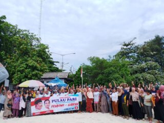 Emak - emak Kep Seribu Antusias Hadiri Deklarasi dan Bazar Sembako Murah yang Digelar Relawan Prabowo - Gibran