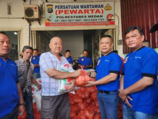 Jelang Imlek, Ketua Pewarta Bagikan 350 Paket Sembako ke Warga Tionghoa Kurang Mampu